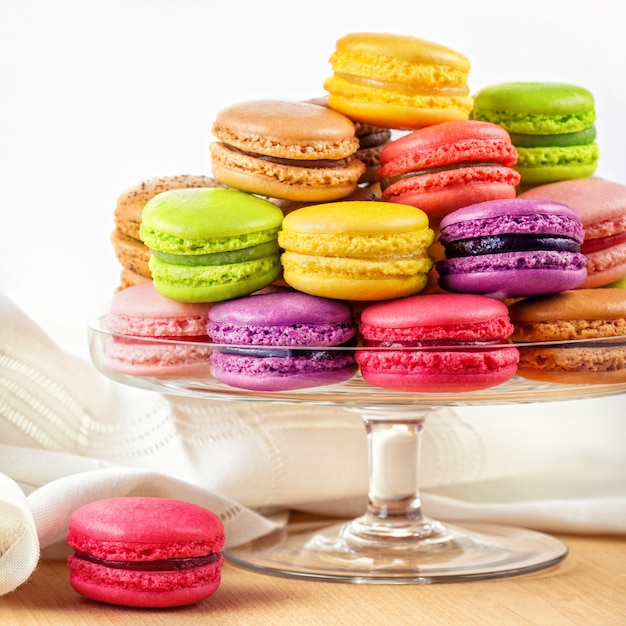 Französische bunte Macarons in einem Glastortenständer