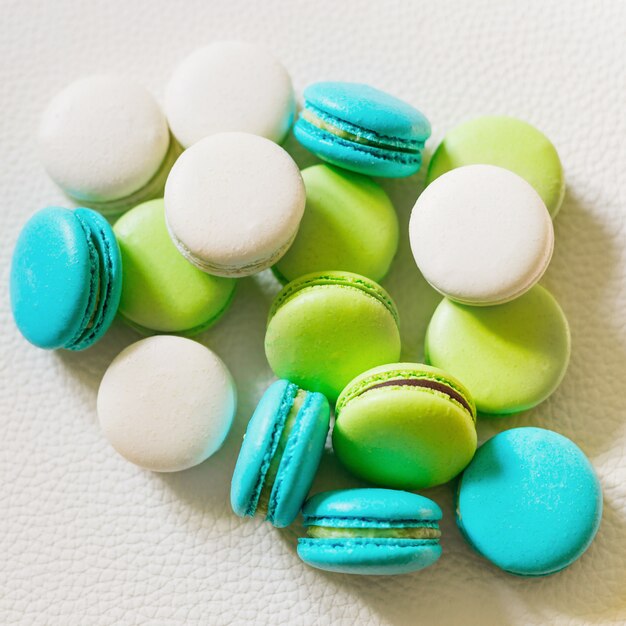 Französische bunte Macarons isoliert