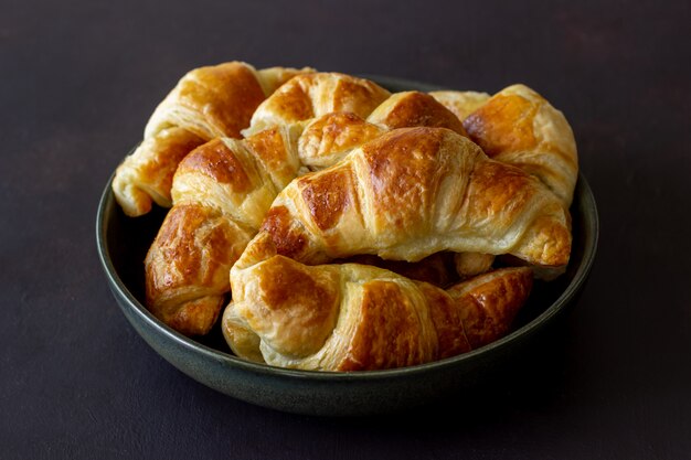 Französische Croissants. Gebäck. Frühstück. Nationale Küche. Vegetarisches Essen.