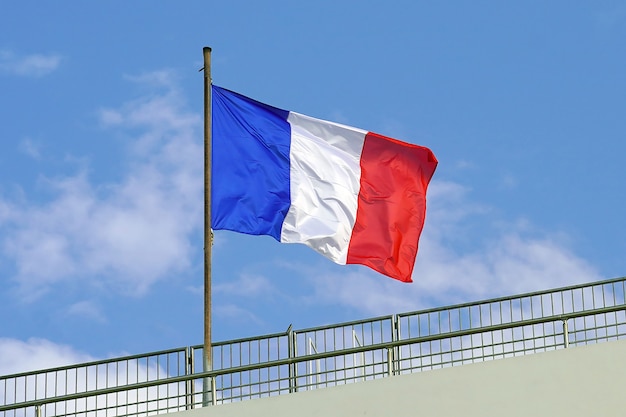 Französische Flagge auf blauem Himmelhintergrund.