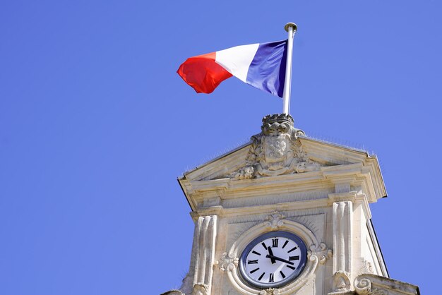 Französische Flagge auf dem historischen Rathaus in der Stadt Arcachon Frankreich