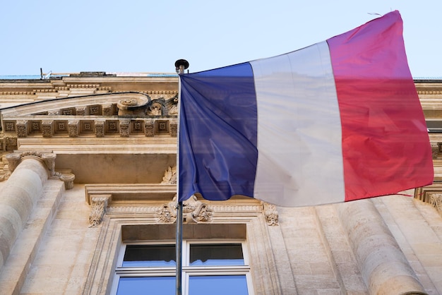 Französische Flagge Trikolore rot weiß blau Schild am Eingang Rathaus der Stadt in Frankreich