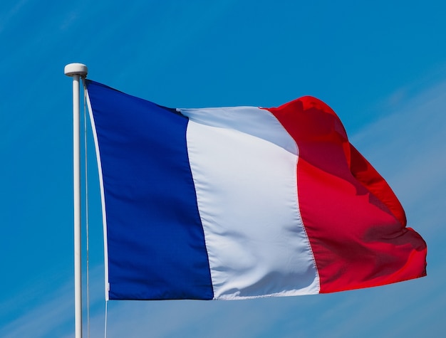 Französische Flagge von Frankreich über blauem Himmel