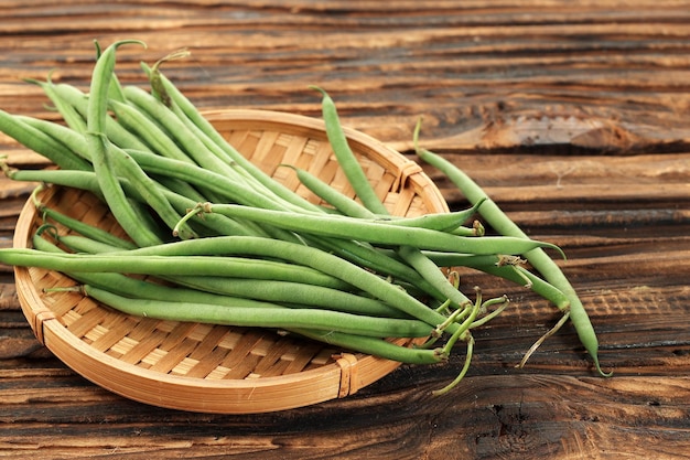 Französische grüne Bohne oder Buncis auf Bambusplatten-Zubereitung, die vegetarisches Essen kocht