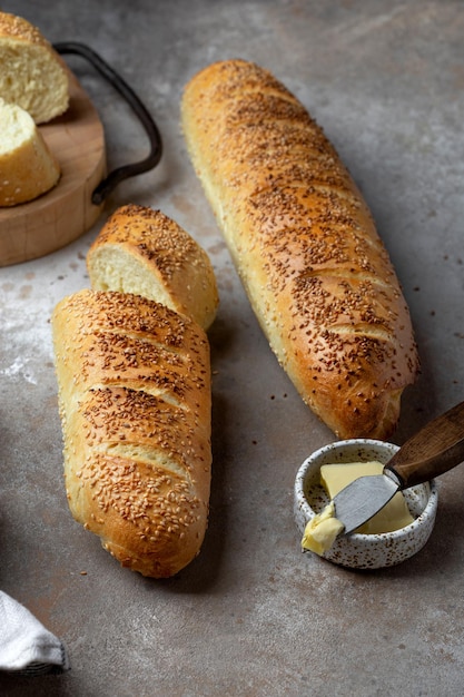 Französische hausgemachte Baguettes mit frischem Brot und Sesam