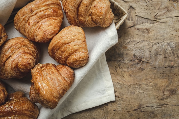 Französische hausgemachte frische Croissants auf Holztisch