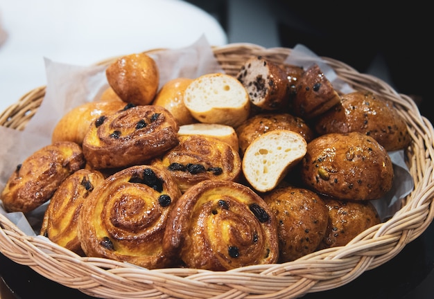 Französische Hörnchen auf Weidenkorb, Bäckereihintergrund