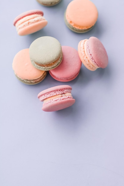 Französische Makronen auf blauem Hintergrund Pariser schickes Café-Dessert süßes Essen und Kuchen-Macaron für Luxus-Süßwarenmarken-Urlaubshintergrund-Design