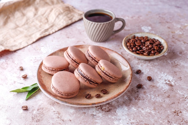 Französische makronen mit kaffeebohnen.