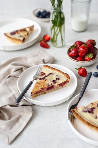 Französische Quiche mit Erdbeeren Traditioneller französischer Kuchen Offener Beerenkuchen Saisonale Beeren