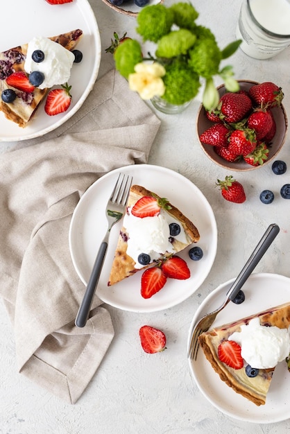 Französische Quiche mit Erdbeeren Traditioneller französischer Kuchen Offener Beerenkuchen Saisonale Beeren