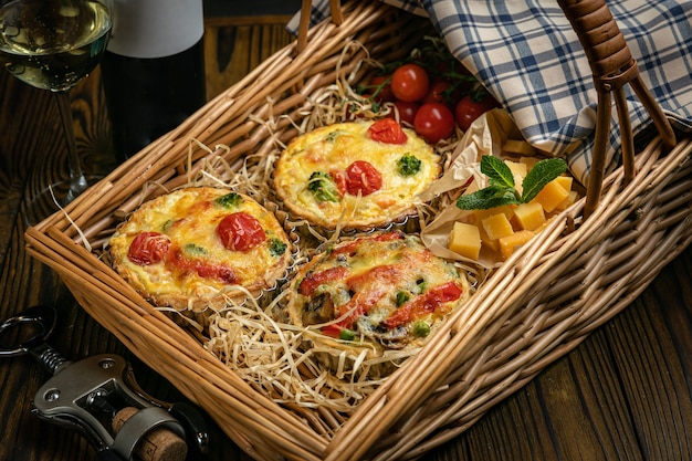 Französische Quiche-Torte auf einem braunen Holztisch