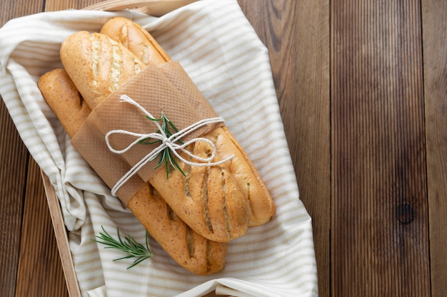 Französische Stangenbrote auf Holztisch