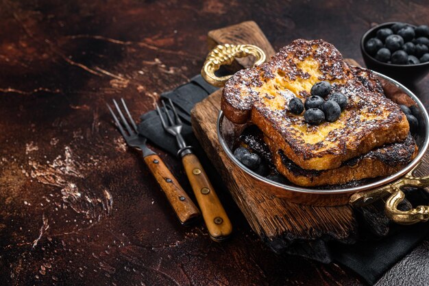 Französische Toasts mit Ahornsirup und Blaubeere Dunkler Hintergrund Draufsicht Kopierbereich