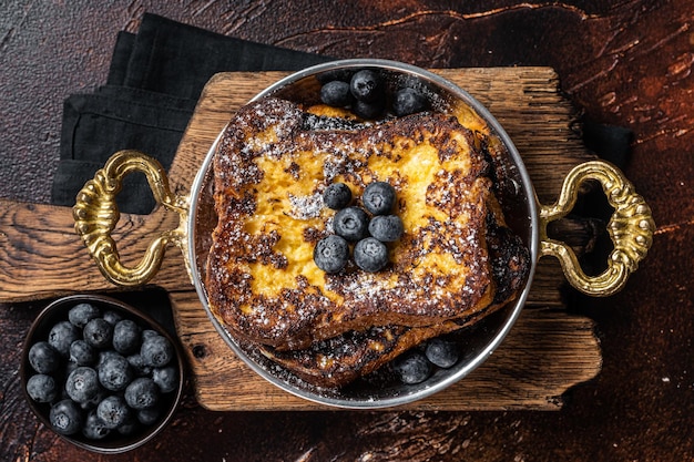 Französische Toasts mit Ahornsirup und Blueberry Dark Background Draufsicht