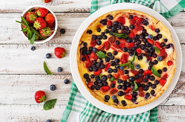 Französische Törtchen (Flan) mit Beeren und Pudding. Draufsicht