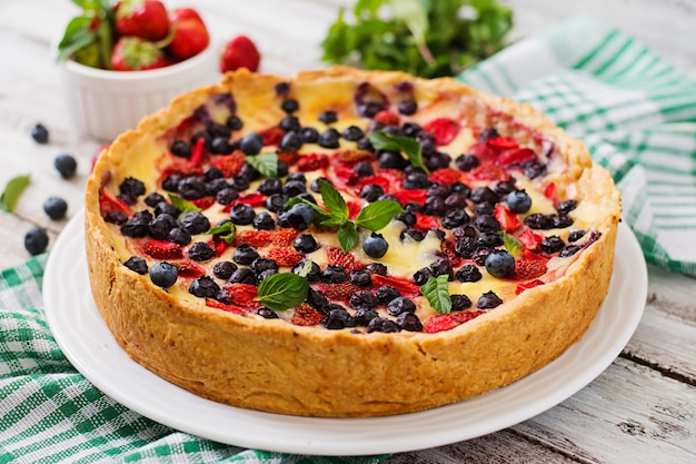 Französische Törtchen (Flan) mit Beeren und Pudding.