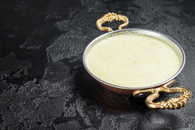 Französische Vichyssoise-Cremesuppe mit Lauchkartoffeln und Zwiebeln Schwarzer Hintergrund Draufsicht Kopierbereich