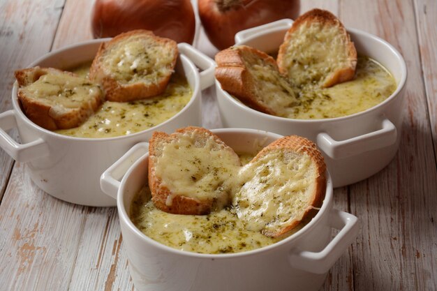 Französische Zwiebelsuppe mit geröstetem Brot und Cheddar-Käse