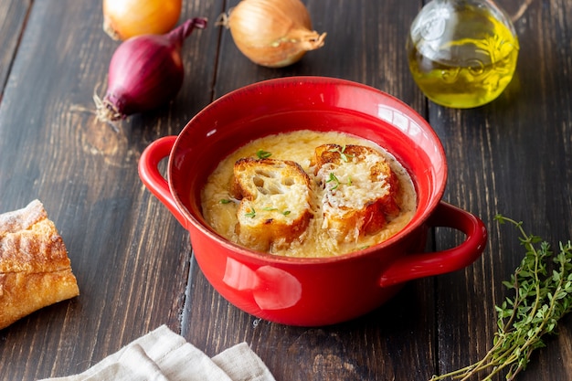 Französische Zwiebelsuppe mit Toast und Käse. Französische Küche. Vegetarisches Essen.