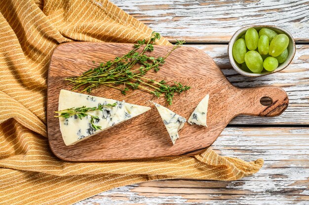 Französischer Gorgonzola-Käse mit Trauben