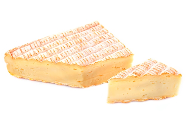 Foto französischer käse auf weiß