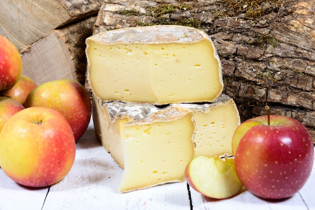 Französischer Käse mit Äpfeln