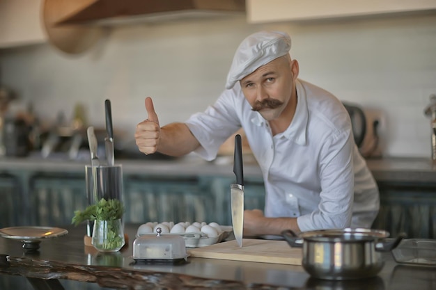 französischer koch in der küche, der lebensmittel zubereitet, kocht, haute cuisine, mann mit schnurrbart