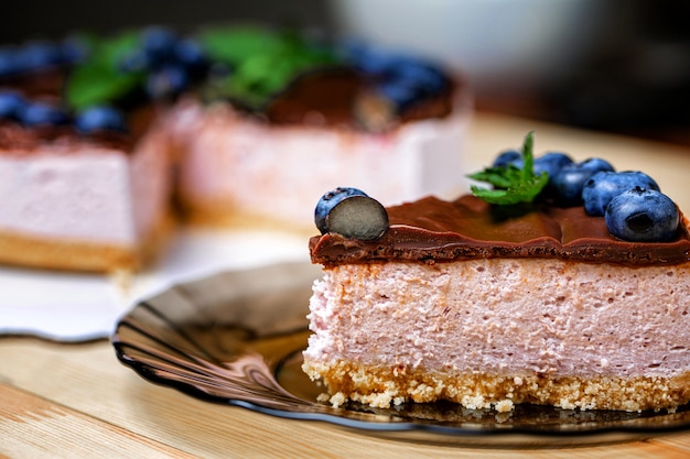 Französischer Kuchen mit Joghurtcreme, Schokolade und frischen Blaubeerfrüchten