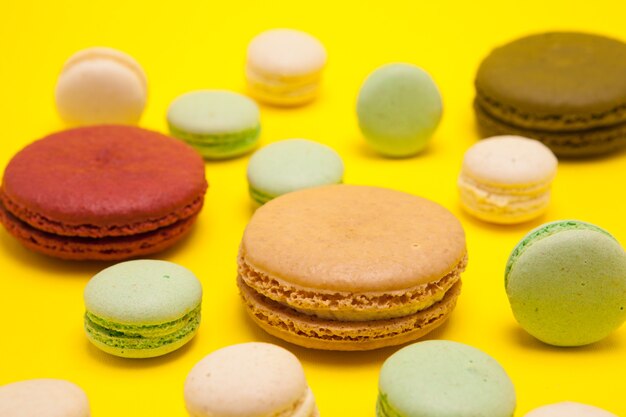 Französischer Luxus-Makronen-Dessert über gelbem Hintergrund. Leckeres Dessert