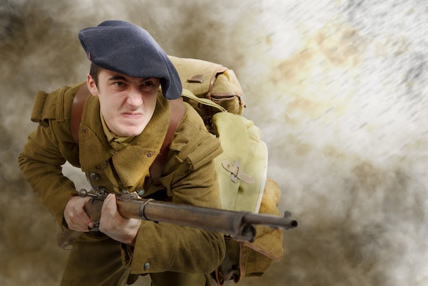 Französischer Soldat in 1940er Uniform, angreifend