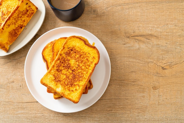 Französischer Toast auf weißer Platte