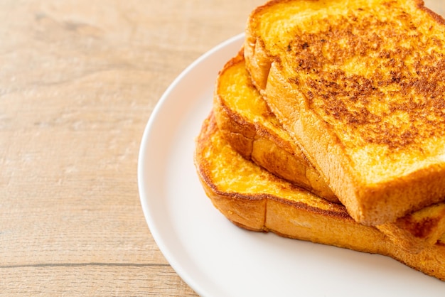 Französischer Toast auf weißer Platte