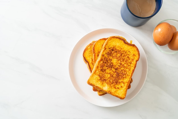 Französischer Toast auf weißer Platte