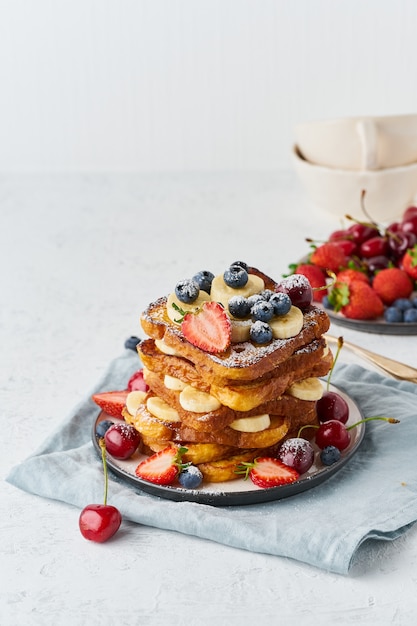 Französischer Toast mit Beeren und Banane