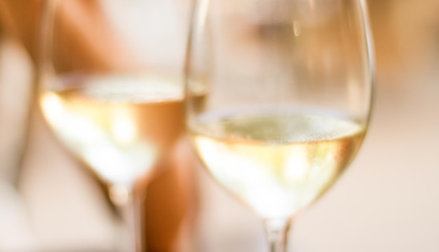 Französischer Weißwein in einem Restaurant in Paris Reiseerlebnis