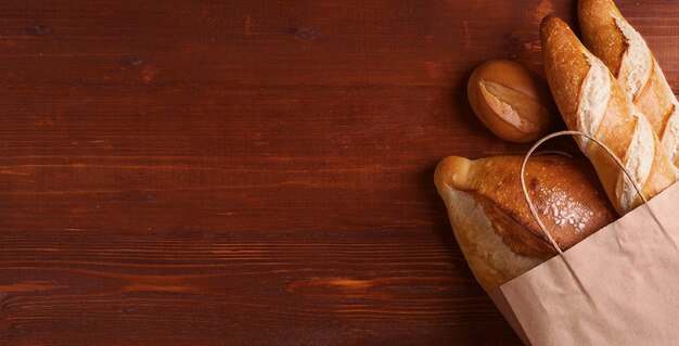 Französisches Baguette im rustikalen Stil auf einem Holztisch