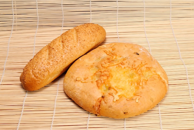 Französisches Baguette und rundes Fladenbrot mit Käse