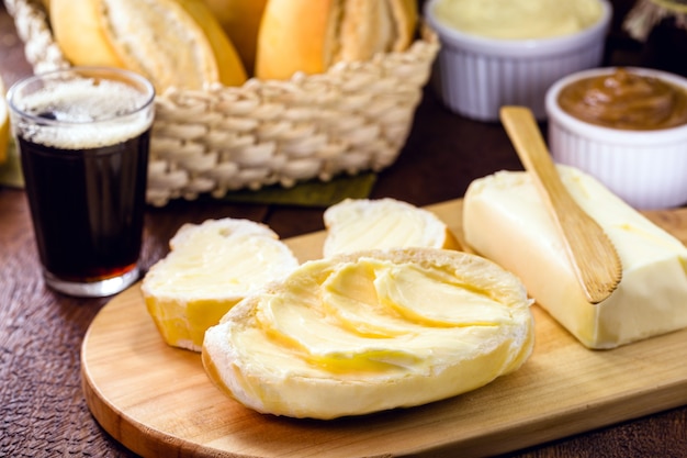 Französisches Brot, brasilianisches Brot, heiß serviert, mit viel Butter. Genannt kahles Brot, Baguette oder brasilianisches Baguette