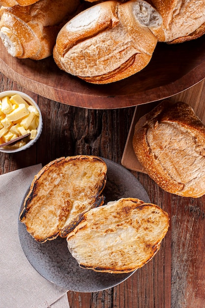 Französisches Brot halbiert und mit Butter geröstet Draufsicht