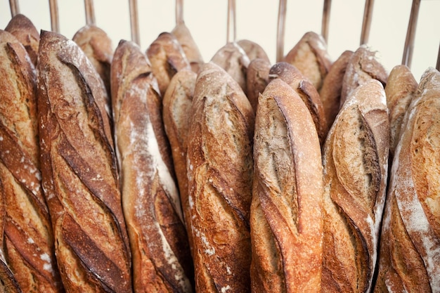 Französisches Brot in den Regalen