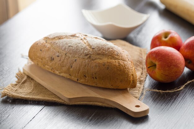 Französisches Brotstangenbrot schnitt auf hölzernes Brett mit Messer