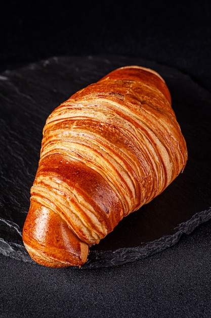 Französisches Croissant aus Blätterteig liegt