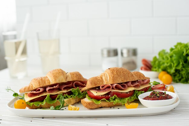 Französisches Croissant mit Schinken, Käse, Tomate und Salat