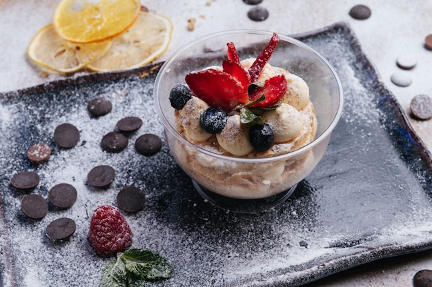 Französisches Dessert Millefeuille mit Beeren