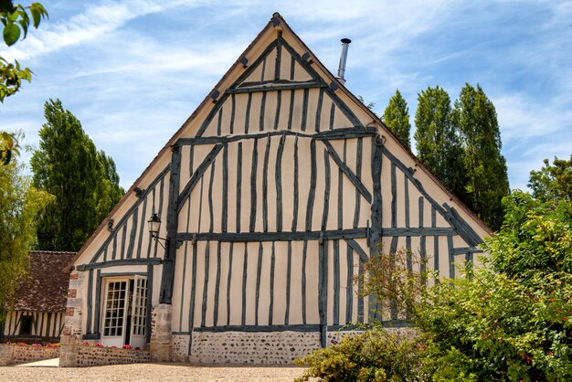 Französisches Haus der Normandie. Ansicht des typischen französischen Normand-Hauses