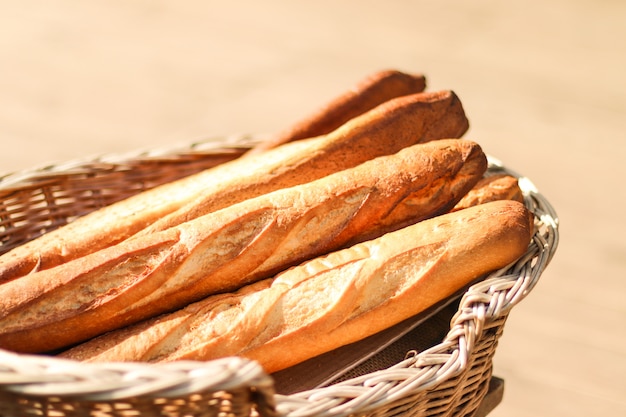 Französisches Stangenbrotbrot in einer Bäckerei, die in einem Weidenkorb auf dem Zähler steht