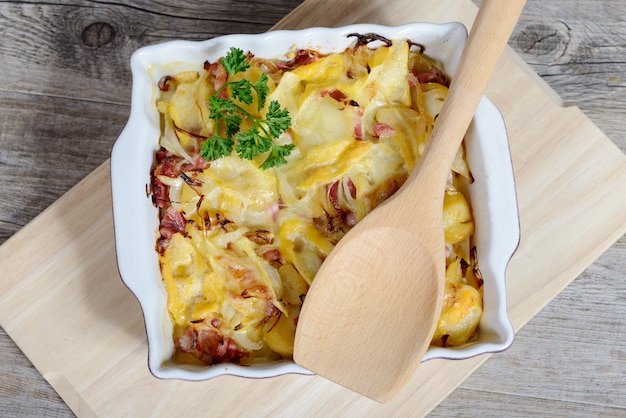 Französisches traditionelles Kartoffelgratin Tartiflette von Savoie