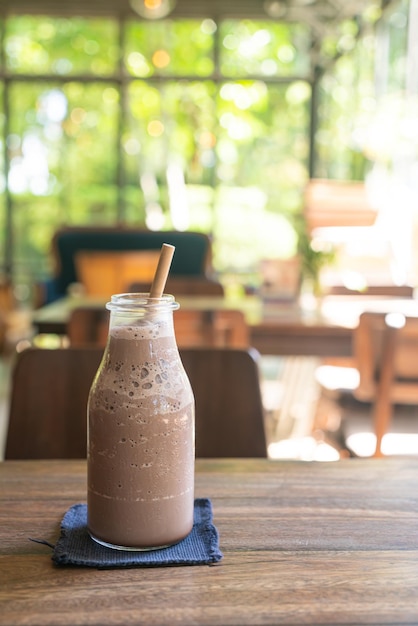 Frappe de batido de chocolate helado o mezcla en cafetería y restaurante