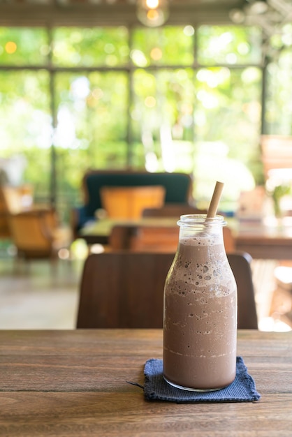 Frappe de batido de chocolate helado o mezcla en cafetería y restaurante